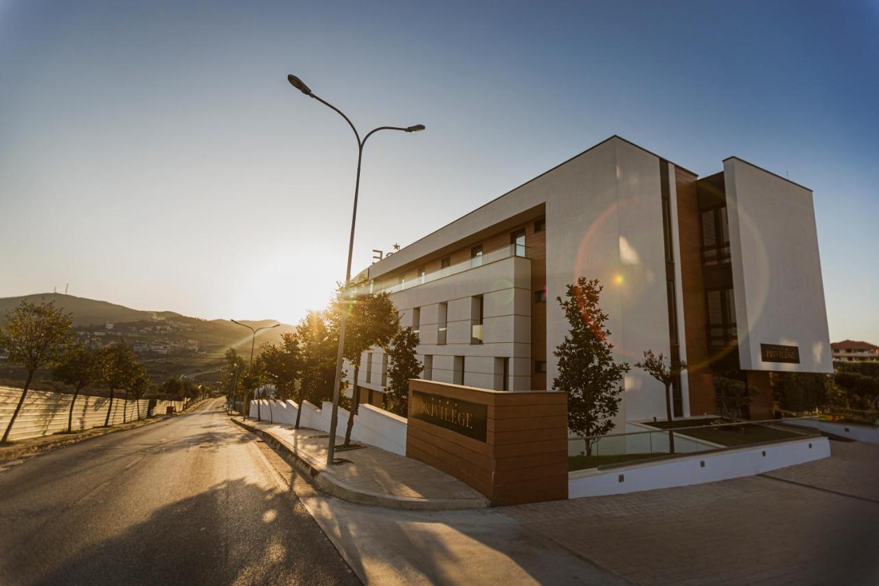 Privilege & Otel Farke e Madhe